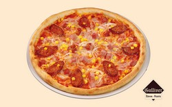 Húsimádó pizza. Pizzaszósz, füstölt tarja, kolbász, sonka, vöröshagyma, kukorica, mozzarella sajt