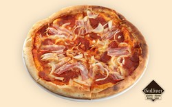 Mario Pizza. Pizzaszósz, kolbász, paprikás szalámi, bacon, hagyma, sajt.