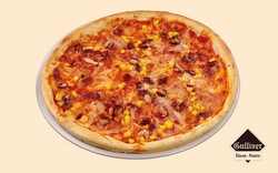 Mexikána pizza. Pizzaszósz, chili, bacon, vörösbab, kukorica, vöröshagyma, mozzarella sajt