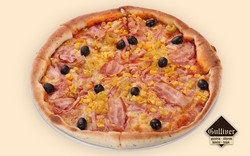 Pizza Avanti. Pizzasósz, sonka, bacon, kukorica, olívabogyó, pepperoni, mozzarella.