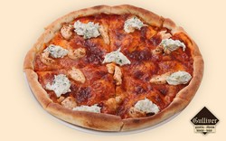 Pizza Rodosz. Pizzasósz, gyrosz fűszerezésű csirkemell csíkok, mozzarella, a végén sütés után tzatziki saláta.