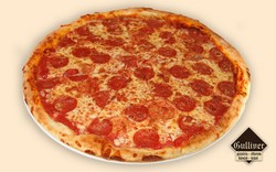 Salami Pizza. Pizzaszósz, paprikás szalámi, mozzarella sajt.
