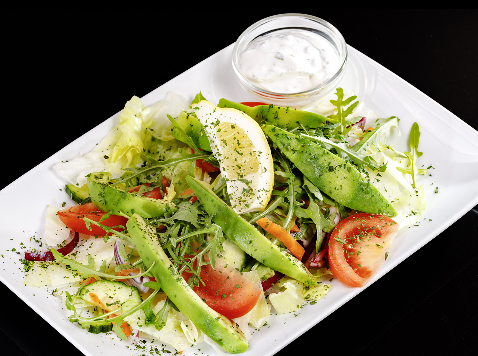 Avokádós friss saláta zöldfűszeres görög joghurttal