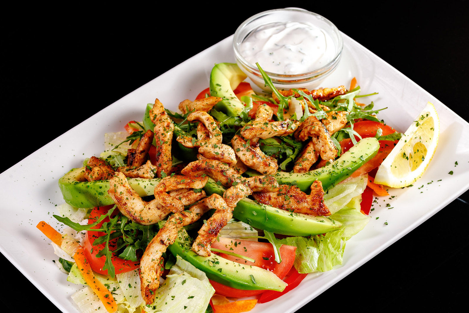 Avokádós friss saláta zöldfűszeres görög joghurttal, roston csirkemell falatokkal