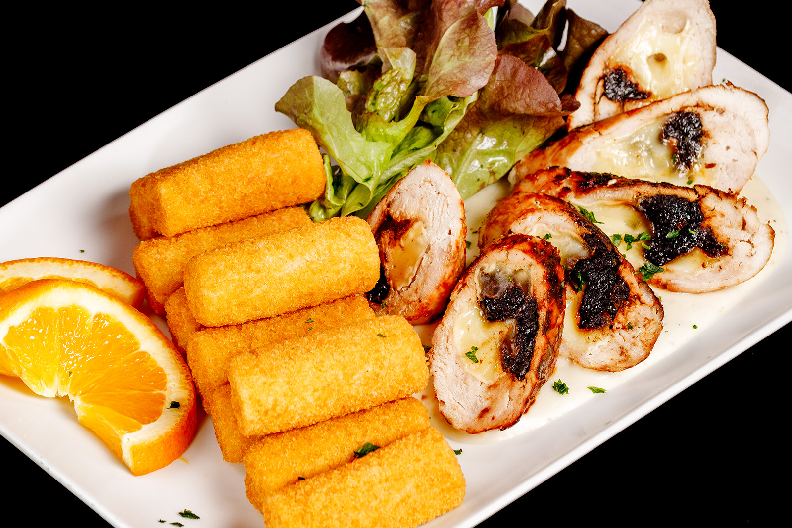 Aszalt szilvával és camemberttel töltött csirkemell, burgonyakrokettel, sajtmártással