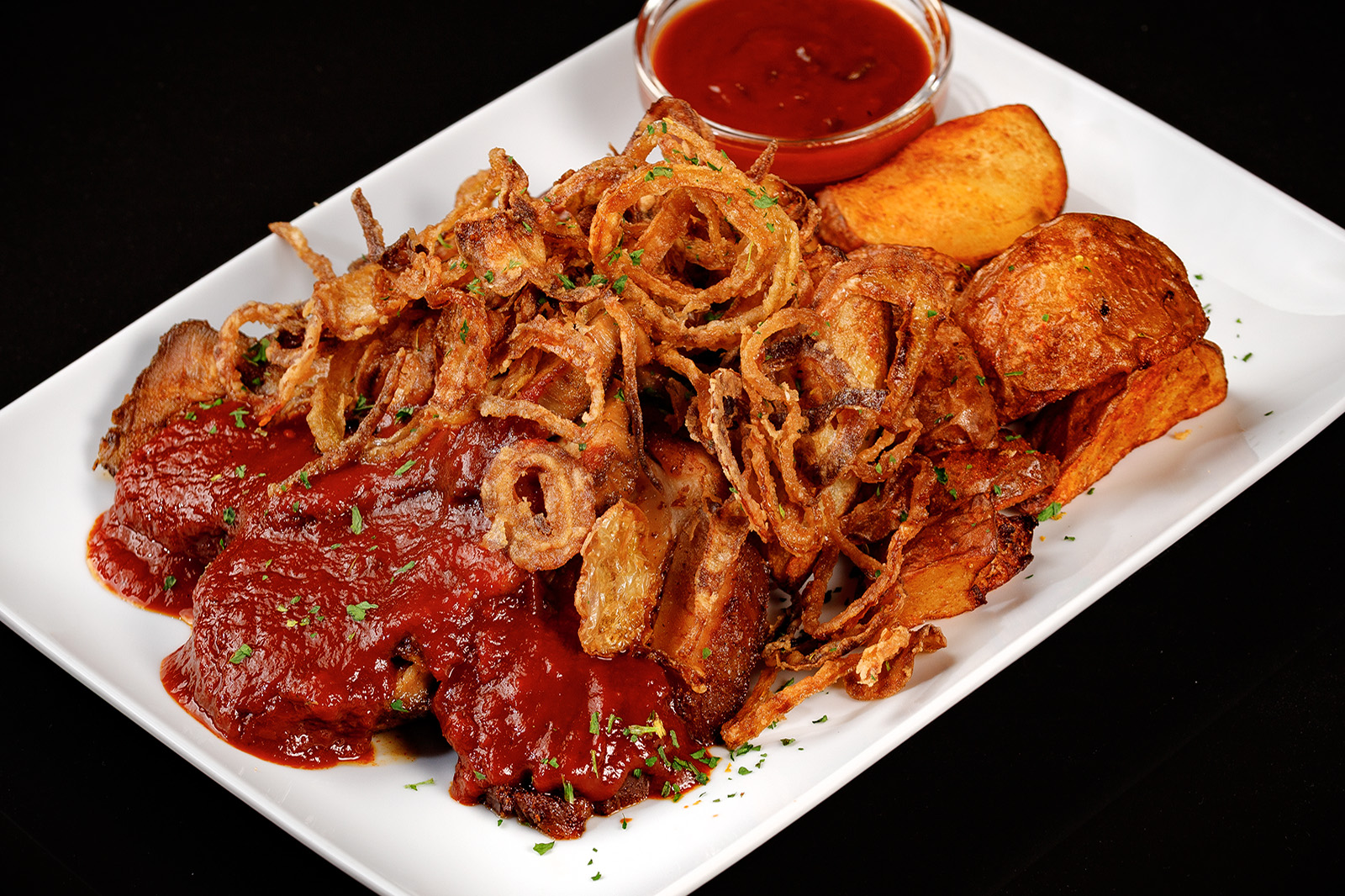 Konfitált tarja jalapenos BBQ mártással, lyoni hagymával és steakburgonyával