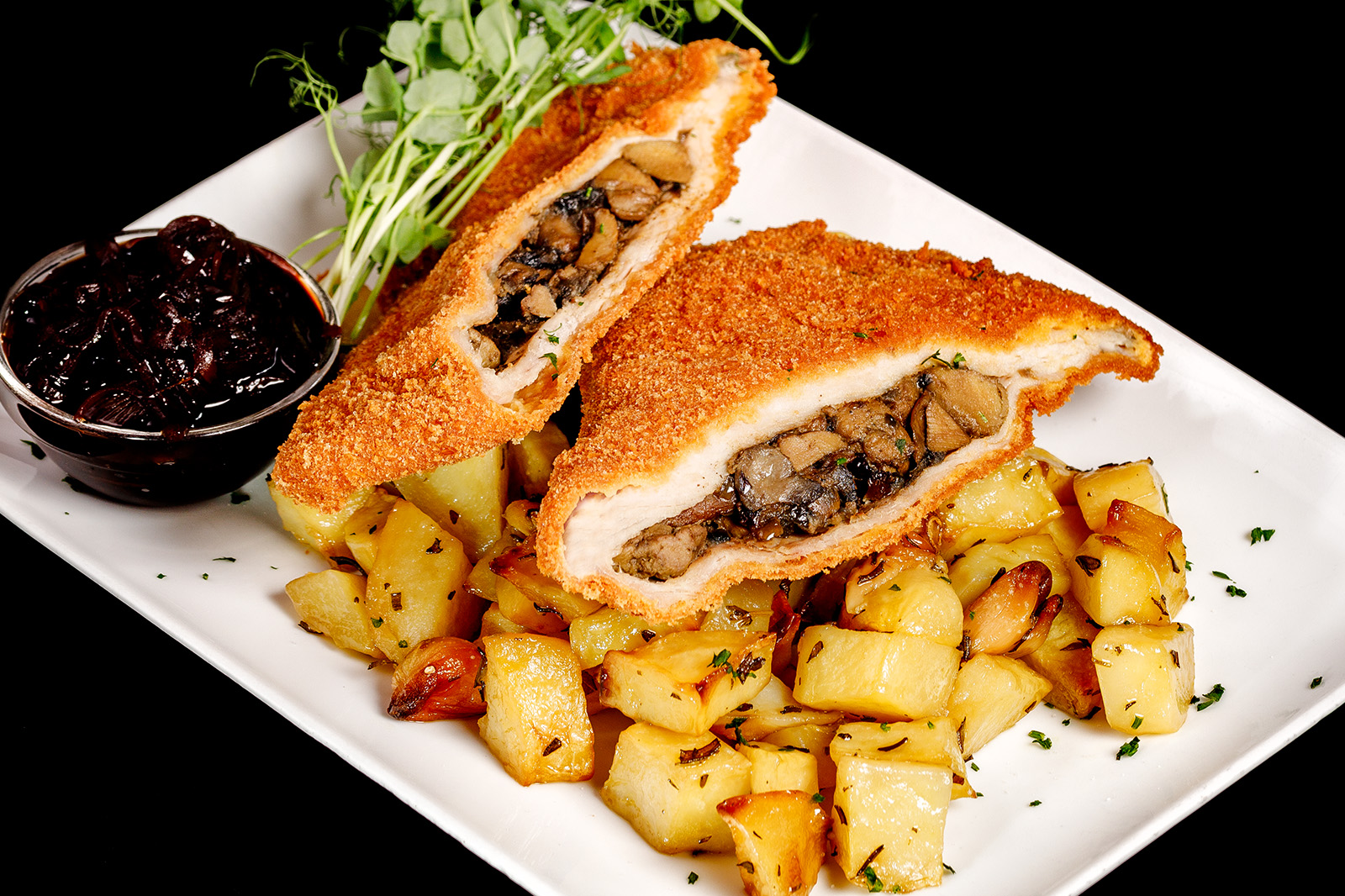 Erdei gombás libamájas sertés karaj fűszeres sült burgonyával, chutney-val 