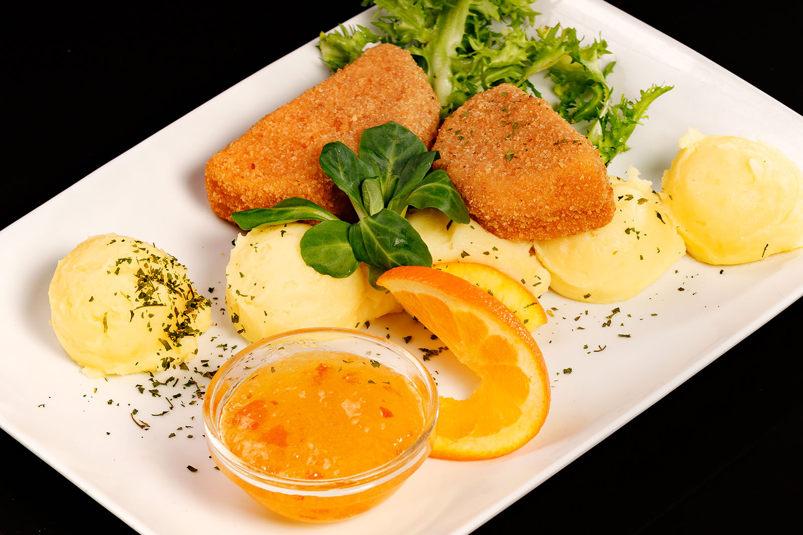 Kandírozott gyümölcsökkel töltött camembert burgonyapürével és narancslekvárral