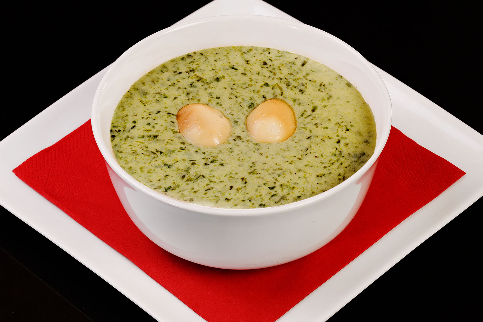 Tejszínes medvehagyma krémleves füstölt fürjtojással