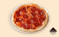 Pinocchio pizza. Vékony pizzatésztát készítünk eredeti olasz recept alapján. Paradicsommal, sonkával, kukoricával és sajttal egybesütve tálaljuk.