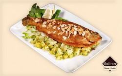 Roston sült harcsafilé rokfort sajttal grillezve, vegyes friss extra salátával. Harcsafilénk mindkét oldalát kevés zsiradékon ropogósra sütjük. Tetejére rokfort sajtot teszünk és összepirítjuk. Frissen kevert extra salátával kínáljuk.
