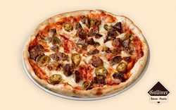 Gulliver Pizza. Pizzaszósz, csülök, lilahagyma, tojás, sajt.