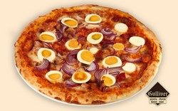 Gulliver Pizza. Pizzaszósz, csülök, lilahagyma, tojás, sajt.