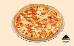 Gyros pizza. Tejfölös alap, gyros csirkemell falatok, vöröshagyma, kaliforniai paprika, mozzarella sajt