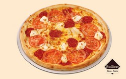Juhtúrós-tejfölös pizza. Tejfölös alap, juhtúró, szalámi, paradicsom, mozzarella sajt