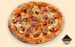 Magyaros pizza. Pizzaszósz, kolbász, hagyma, bacon, zöldpaprika.