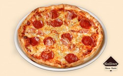 Quattro Formaggi Pizza. Pizzaszósz, mozzarella, füstölt sajt, rokfort, trappista sajt.