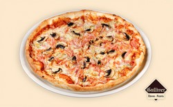 Quattro Formaggi Pizza. Pizzaszósz, mozzarella, füstölt sajt, rokfort, trappista sajt.