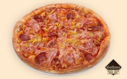 Picante Pizza. Pizzaszósz, sonka, kolbász, bacon, pepperoni, sajt.
