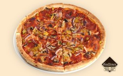 Pizza Vezuvio. Pizzaszósz, szalámi, sonka, gomba, lilahagyma, pepperoni, mozzarella.
