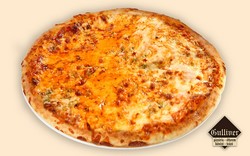 Quattro Formaggi Pizza. Pizzaszósz, mozzarella, füstölt sajt, rokfort, trappista sajt.