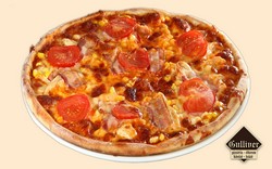 Roma Pizza. Pizzaszósz, csirkehús, paradicsom, kukorica, bacon, sajt