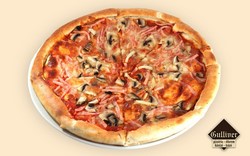 Son-Gom Pizza. Pizzaszósz, sonka, gomba, sajt.