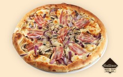 Tiroli Pizza. Tejföl, lilahagyma, bacon, gomba, sajt.