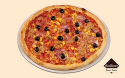 Tonhalas pizza. Pizzaszósz, tonhal, lilahagyma, olívabogyó, kukorica, mozzarella sajt