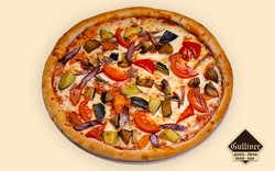 Vegetáriánus pizza. Pizzaszósz, grill zöldség, mozzarella.