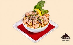 Tonhalas cézársaláta. Eredeti recept alapján jégsalátával, és magos dijoni mustárral készítjük. Tetejét prémium olajos tonhal falatokkal és olasz parmezán sajttal gazdagítjuk.